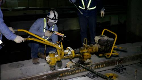 軌道系統包含正線「非道碴軌道」，以及機廠「道碴軌道」，主要施工內容包括長焊鋼軌電阻火花焊接、一般軌道鋪設、特殊軌道鋪設等。【圖/ 浮動式軌道舖設】