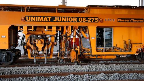 軌道系統包含正線「非道碴軌道」，以及機廠「道碴軌道」，主要施工內容包括長焊鋼軌電阻火花焊接、一般軌道鋪設、特殊軌道鋪設等。【圖/軌道雜項設施施工】