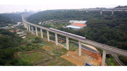 電聯車為因應小曲綠轉彎半徑，及長陡坡之地形特性，車廂相較其他捷運系統短，長約20.78公尺。【圖/電聯車-青山路】