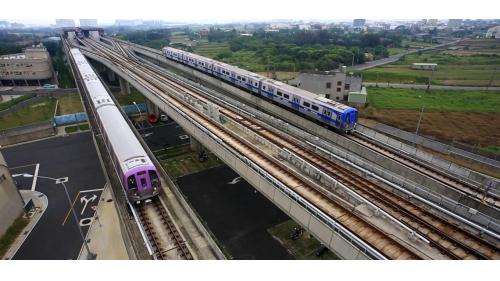 將列車分為直達車及普通車，直達車為紫色車身，為服務大部分航空旅客而設計，共五節車廂，第五節為行李車廂，為搭載在台北車站預辦登機乘客的行李，便利搭機旅客提前完成登機準備，由自動輸送系統，將行李送上直達車行李車廂，送至第二航廈，該車廂共可容納13個行李櫃，