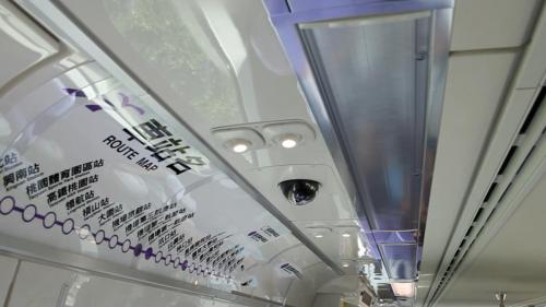 將列車分為直達車及普通車，直達車為紫色車身，為服務大部分航空旅客而設計，共五節車廂，第五節為行李車廂，為搭載在台北車站預辦登機乘客的行李，便利搭機旅客提前完成登機準備，由自動輸送系統，將行李送上直達車行李車廂，送至第二航廈，該車廂共可容納13個行李櫃，【圖/電聯車廂內配備-閱讀燈】