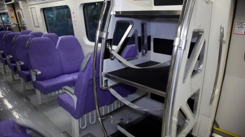 將列車分為直達車及普通車，直達車為紫色車身，為服務大部分航空旅客而設計，共五節車廂，第五節為行李車廂，為搭載在台北車站預辦登機乘客的行李，便利搭機旅客提前完成登機準備，由自動輸送系統，將行李送上直達車行李車廂，送至第二航廈，該車廂共可容納13個行李櫃，【圖/電聯車廂內配備-行李架】