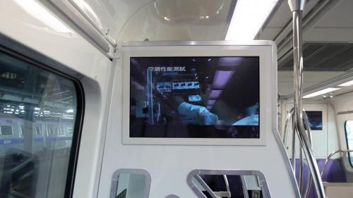 將列車分為直達車及普通車，直達車為紫色車身，為服務大部分航空旅客而設計，共五節車廂，第五節為行李車廂，為搭載在台北車站預辦登機乘客的行李，便利搭機旅客提前完成登機準備，由自動輸送系統，將行李送上直達車行李車廂，送至第二航廈，該車廂共可容納13個行李櫃，【圖/電聯車廂內配備-飛航資訊看板】