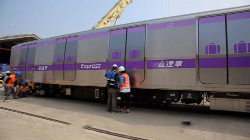直達車為紫色車身，為服務大部分航空旅客而設計，共五節車廂，第五節為行李車廂，為搭載在台北車站預辦登機乘客的行李，便利搭機旅客提前完成登機準備，由自動輸送系統，將行李送上直達車行李車廂，送至第二航廈，該車廂共可容納13個行李櫃。直達車僅停靠5座主要車站，為台北車站(A1)、新北產業園區站(A3)、長庚醫院站(A8)、機場第一航廈站(A12)以及機場第二航廈站(A13)。&nbsp;