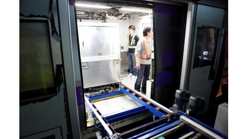 直達車第五節為行李車廂，為搭載在台北車站預辦登機乘客的行李，便利搭機旅客提前完成登機準備，由自動輸送系統，將行李送上直達車行李車廂，送至第二航廈，該車廂共可容納13個行李櫃。【圖/行李櫃上下電聯車畫面】