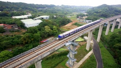 普通車為藍色車身，共四節車廂，係為服務一般區域通勤旅客而設計，外觀為藍色車身，民眾容易辨別。