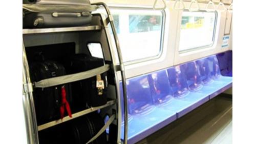 藍色為普通車的代表色，其兩側飾條為藍色，並印有「COMMUTER普通車」字樣，以便旅客更容易識別普通車。在頭尾車廂提供無線充電座，並附有Type-c、Micro USB及Lightning接口，以便提供各種手機充電。