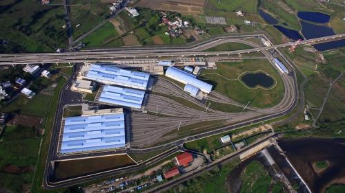 蘆竹機廠位於蘆竹區山菓路上(坑口站前緣)，為一座三級維修與駐車機廠，總面積約為24.5公頃，可停放16列直達車及19列普通車，主要提供路網營運及維修服務，機廠內設有駐車廠、維修工廠、電聯車清洗廠及汙水處理廠等。【圖/蘆竹機廠】