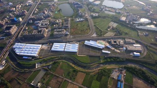 機場捷運設有青埔維修機廠與竹機廠兩座高效能的機廠設施。青埔機廠位於領航北路四段上，領航站旁，為一座五級維修與駐車機廠，總面積約19公頃，機廠內的駐車廠共可停放30列普通車。廠內設有駐車廠、維修工廠、電聯車清洗廠、污水處理廠及行控中心。【圖/青埔機廠】