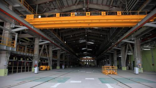 機場捷運設有青埔維修機廠與竹機廠兩座高效能的機廠設施。青埔機廠位於領航北路四段上，領航站旁，為一座五級維修與駐車機廠，總面積約19公頃，機廠內的駐車廠共可停放30列普通車。廠內設有駐車廠、維修工廠、電聯車清洗廠、污水處理廠及行控中心。【圖/青埔機廠主維修廠】