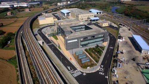 機場捷運設有青埔維修機廠與竹機廠兩座高效能的機廠設施。青埔機廠位於領航北路四段上，領航站旁，為一座五級維修與駐車機廠，總面積約19公頃，機廠內的駐車廠共可停放30列普通車。廠內設有駐車廠、維修工廠、電聯車清洗廠、污水處理廠及行控中心。【圖/青永不熄燈的行控中心】