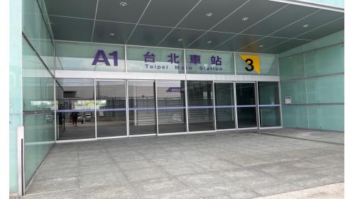 機場捷運台北車站為地下三層車站，設有7處出入口，地下一樓為預辦登機層，設有自助預辦登機及行李託運機，地下二樓為大廳層，地下三樓為月台層，設有兩座島式月台及全高式月台門，本站停靠直達車及普通車。 【圖/出口3，市民大道與重慶北路一段交叉口東南面】