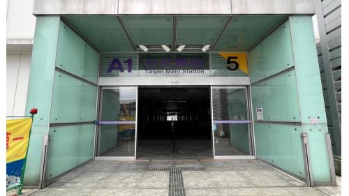 機場捷運台北車站為地下三層車站，設有7處出入口，地下一樓為預辦登機層，設有自助預辦登機及行李託運機，地下二樓為大廳層，地下三樓為月台層，設有兩座島式月台及全高式月台門，本站停靠直達車及普通車。 【圖/出口5，市民大道與重慶北路一段交叉口西南面】