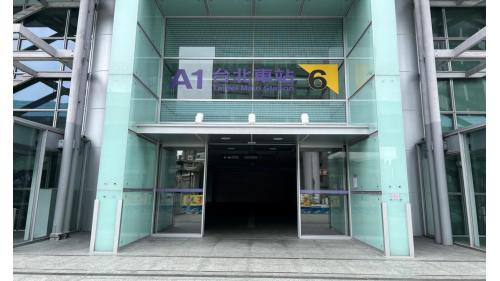 機場捷運台北車站為地下三層車站，設有7處出入口，地下一樓為預辦登機層，設有自助預辦登機及行李託運機，地下二樓為大廳層，地下三樓為月台層，設有兩座島式月台及全高式月台門，本站停靠直達車及普通車。 【圖/出口6，市民大道近延平北路交叉東南面】