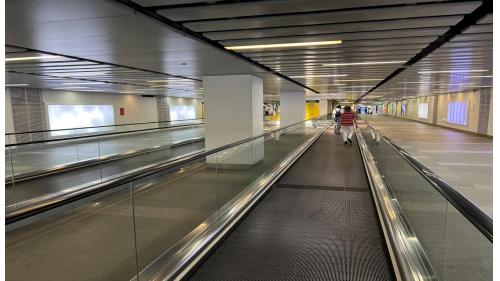 桃園機場捷運欲轉乘台鐵、高鐵及台北捷運之旅客，可藉由B1層連通道前往轉乘。【圖/地下一樓B1M連通道】