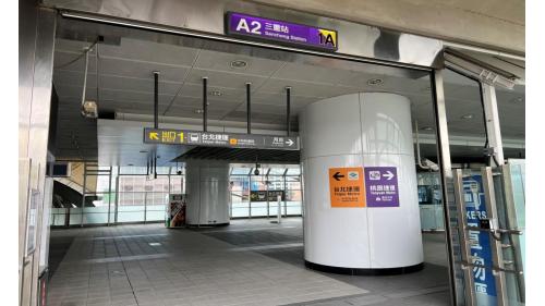 機場捷運三重站為地上四層車站，設有2處出入口，三樓為大廳層，四樓為月台層，設有一島式月台及半高式月台門，本站僅停靠普通車。【圖/出口1A，新北大都會公園近站體旁跨堤路橋中端】