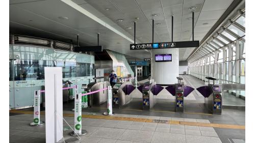 機場捷運三重站為地上四層車站，設有2處出入口，三樓為大廳層，四樓為月台層，設有一島式月台及半高式月台門，本站僅停靠普通車。。&nbsp;