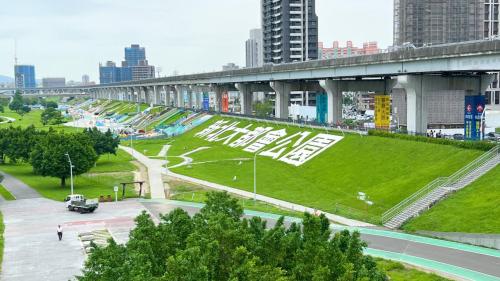 機場捷運三重車站附近有新北大都會公園，為全台最大的全齡共融堤坡滑梯樂園，為民眾休閒娛樂的好去處。