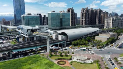 新北產業園區站為地上六層車站，設有3處出入口，一樓為桃園機場捷運線大廳層，二樓為桃園機場捷運線月台層，三樓為連通層，由此可連通至環狀線，五樓為環狀線大廳層，六樓為環狀線月台層。【圖/新北產業園區站站體】