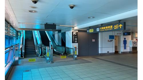 新北產業園區站為地上六層車站，設有3處出入口，一樓為桃園機場捷運線大廳層，二樓為桃園機場捷運線月台層，三樓為連通層，由此可連通至環狀線。