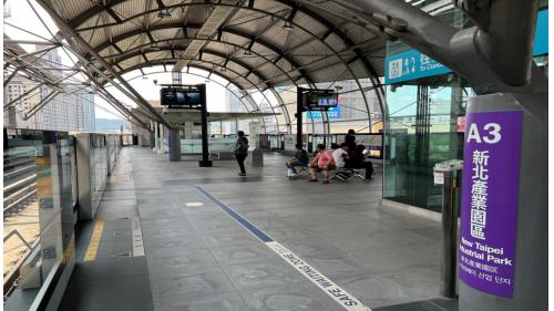 新北產業園區站為地上六層車站，設有3處出入口，一樓為桃園機場捷運線大廳層，二樓為桃園機場捷運線月台層，三樓為連通層，由此可連通至環狀線。桃園機場捷運設有兩座島式月台及半高式月台門，本站停靠直達車及普通車，於車站及入口設有公共藝術《城市鄰居》及《伽利略與他朋友們留給我的月亮》。