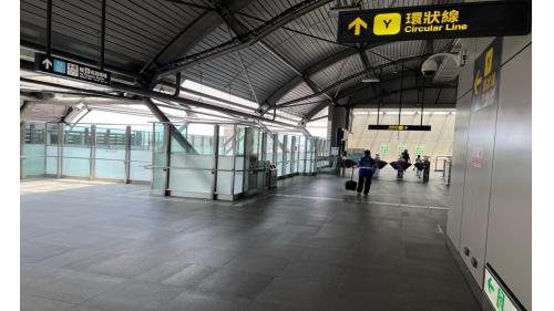 新北產業園區站為地上六層車站，設有3處出入口，一樓為桃園機場捷運線大廳層，二樓為桃園機場捷運線月台層，三樓為連通層，由此可連通至環狀線，五樓為環狀線大廳層，六樓為環狀線月台層。
