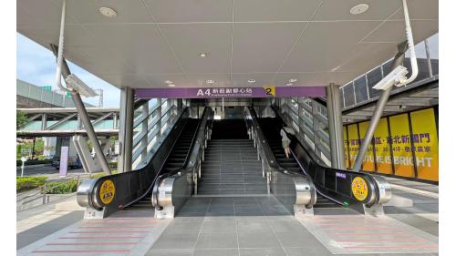新莊副都心站為地上五層車站，設有2處出入口，四樓為大廳層，五樓為月台層，設有兩座側式月台及半高式月台門，並設有公共藝術《幸福之旅》，本站僅停靠普通車。