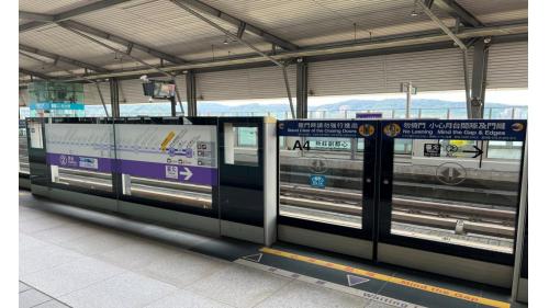 新莊副都心站為地上五層車站，設有2處出入口，四樓為大廳層，五樓為月台層，設有兩座側式月台及半高式月台門，並設有公共藝術《幸福之旅》，本站僅停靠普通車。