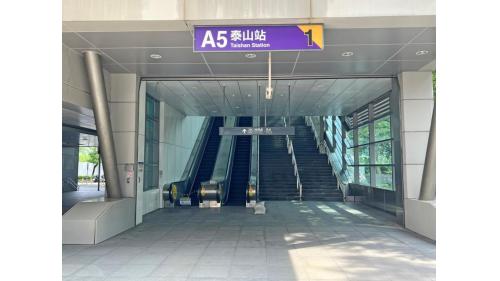 泰山站為地上五層車站，設有4處出入口，四樓為大廳層，五樓為月台層，設有兩座側式月台及半高式月台門，本站僅停靠普通車。【圖/出口1，新北大道四段431號】&nbsp;
