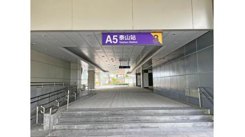 泰山站為地上五層車站，設有4處出入口，四樓為大廳層，五樓為月台層，設有兩座側式月台及半高式月台門，本站僅停靠普通車。【圖/出口3，新北大道四段431號】
