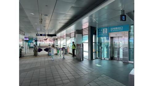 泰山貴和站為地上四層車站，設有1處出入口，三樓為大廳層，四樓為月台層，設有兩座側式月台及半高式月台門，本站僅停靠普通車。