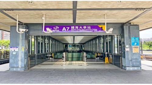 體育大學站編號為A7，副站名為龜山樂善，站體位於文化路一段上，於2017年3月啟用，為地下二層車站，設有2處出入口，地下一樓為大廳層，地下二樓為月台層，設有兩座側式月台並設有半高式月台門，本站僅停靠普通車。【圖/出口1，文化一路與青山路交叉口南面(往體育大學、長庚大學)】