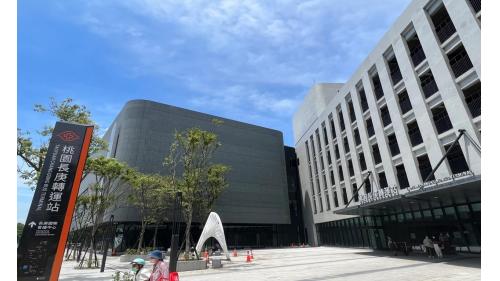 長庚醫院站編號為A8，站體位於文化一路，於2017年3月啟用，為直達車追越站，普通車停靠於月台待直達車到站後，讓直達車先行出發。車站附近有林口長庚醫院、長庚轉運站及環球購物中心。
&nbsp;