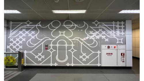 &nbsp;長庚醫院站為地上三層車站，設有1處出入口，二樓為大廳層，三樓為月台層，設有兩座島式月台及半高式月台門。大廳層設有公共藝術《銀河鐵道印記》，本站停靠直達車及普通車。