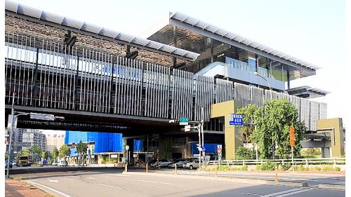 林口站編號為A9，位於林口區文化三路與八德路交叉口，於2017年3月啟用。站體為聯合開發大樓，與環球購物中心林口A9店及住宅共構，A9站附近有林口三井outlet(MITSUI OUTLET PARK)等知名購物中心，是民眾假日休閒逛街的好去處。
&nbsp;