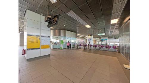 &nbsp;坑口站為地上三層車站，設有1處出入口，二樓為大廳層，三樓為月台層，設有兩座側式月台及半高式月台門，本站僅停靠普通車。