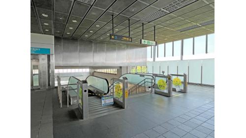 &nbsp;坑口站為地上三層車站，設有1處出入口，二樓為大廳層，三樓為月台層，設有兩座側式月台及半高式月台門，本站僅停靠普通車。