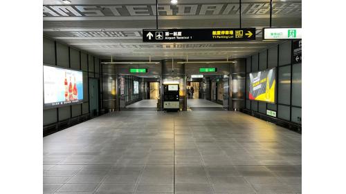 &nbsp;機場第一航廈站為地下二層車站，設有2處出入口，地下一樓為大廳層，地下二樓為月台層，設有一島式月台及全高式月台門，本站停靠直達車及普通車。 【圖/機場連通道】