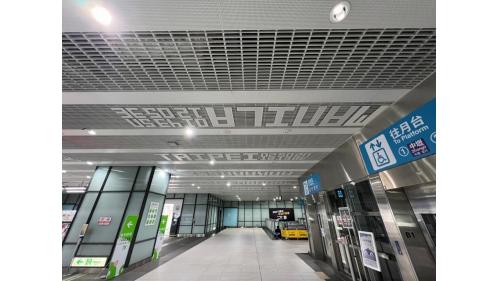 &nbsp;機場第一航廈站為地下二層車站，設有2處出入口，地下一樓為大廳層，地下二樓為月台層，設有一島式月台及全高式月台門，本站停靠直達車及普通車。