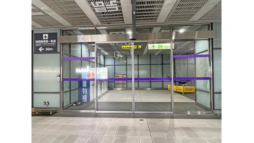 &nbsp;機場第一航廈站為地下二層車站，設有2處出入口，地下一樓為大廳層，地下二樓為月台層，設有一島式月台及全高式月台門，本站停靠直達車及普通車。