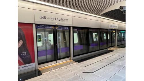 &nbsp;機場第一航廈站為地下二層車站，設有2處出入口，地下一樓為大廳層，地下二樓為月台層，設有一島式月台及全高式月台門，本站停靠直達車及普通車。 【圖/２月台，往台北方向】。