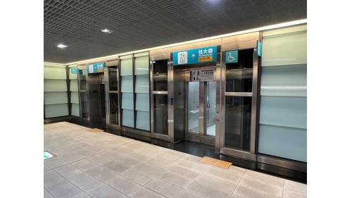 &nbsp;機場第二航廈站為地下二層車站，設有1處出入口，地下一樓為大廳層，地下二樓為月台層，設有兩座側式月台及全高式月台門，站內設有公共藝術《數位鏡面》，本站停靠直達車及普通車。