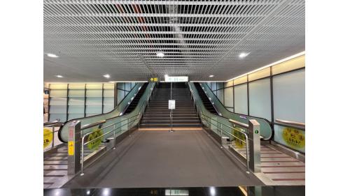 &nbsp;機場第二航廈站為地下二層車站，設有1處出入口，地下一樓為大廳層，地下二樓為月台層，設有兩座側式月台及全高式月台門，站內設有公共藝術《數位鏡面》，本站停靠直達車及普通車。