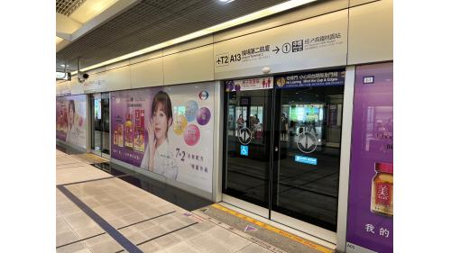 &nbsp;機場第二航廈站為地下二層車站，設有1處出入口，地下一樓為大廳層，地下二樓為月台層，設有兩座側式月台及全高式月台門【圖/1月台，機場線，往中壢方向】。