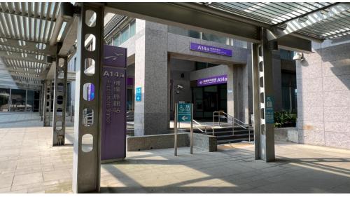 &nbsp;機場旅館站為地下二層車站，設有１處出入口，一樓為夾層，地下一樓為大廳層，地下二樓為月台層，設有一島式月台及全高式月台門。本站僅停靠普通車。【圖/出口1，位於諾富特飯店西面】
