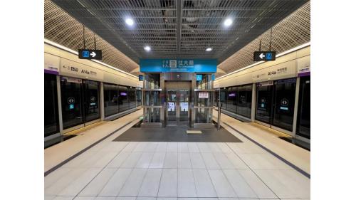 &nbsp;機場旅館站為地下二層車站，設有１處出入口，一樓為夾層，地下一樓為大廳層，地下二樓為月台層，設有一島式月台及全高式月台門。本站僅停靠普通車。