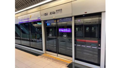 &nbsp;機場旅館站為地下二層車站，設有１處出入口，一樓為夾層，地下一樓為大廳層，地下二樓為月台層，設有一島式月台及全高式月台門。本站僅停靠普通車。 【圖／２月台，往台北方向，只停普通車】。
