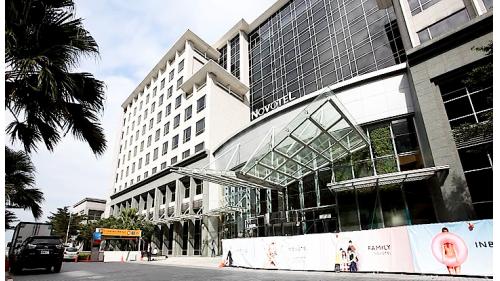 &nbsp;機場旅館站編號為A14a，位於航站南路上，於2017年3月啟用。車站與台北諾富特華航桃園機場飯店共構，附近有長榮航空及中華航空等公司進駐並提供服務。