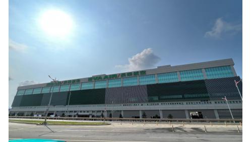 &nbsp;機場旅館站編號為A14a，位於航站南路上，於2017年3月啟用。車站與台北諾富特華航桃園機場飯店共構，附近有長榮航空及中華航空等公司進駐並提供服務。【圖/長榮航空】