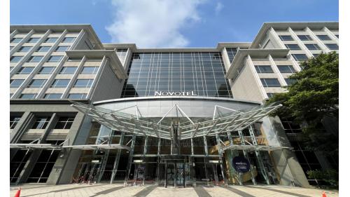 &nbsp;機場旅館站編號為A14a，位於航站南路上，於2017年3月啟用。車站與台北諾富特華航桃園機場飯店共構，附近有長榮航空及中華航空等公司進駐並提供服務。【圖/台北諾富特飯店】